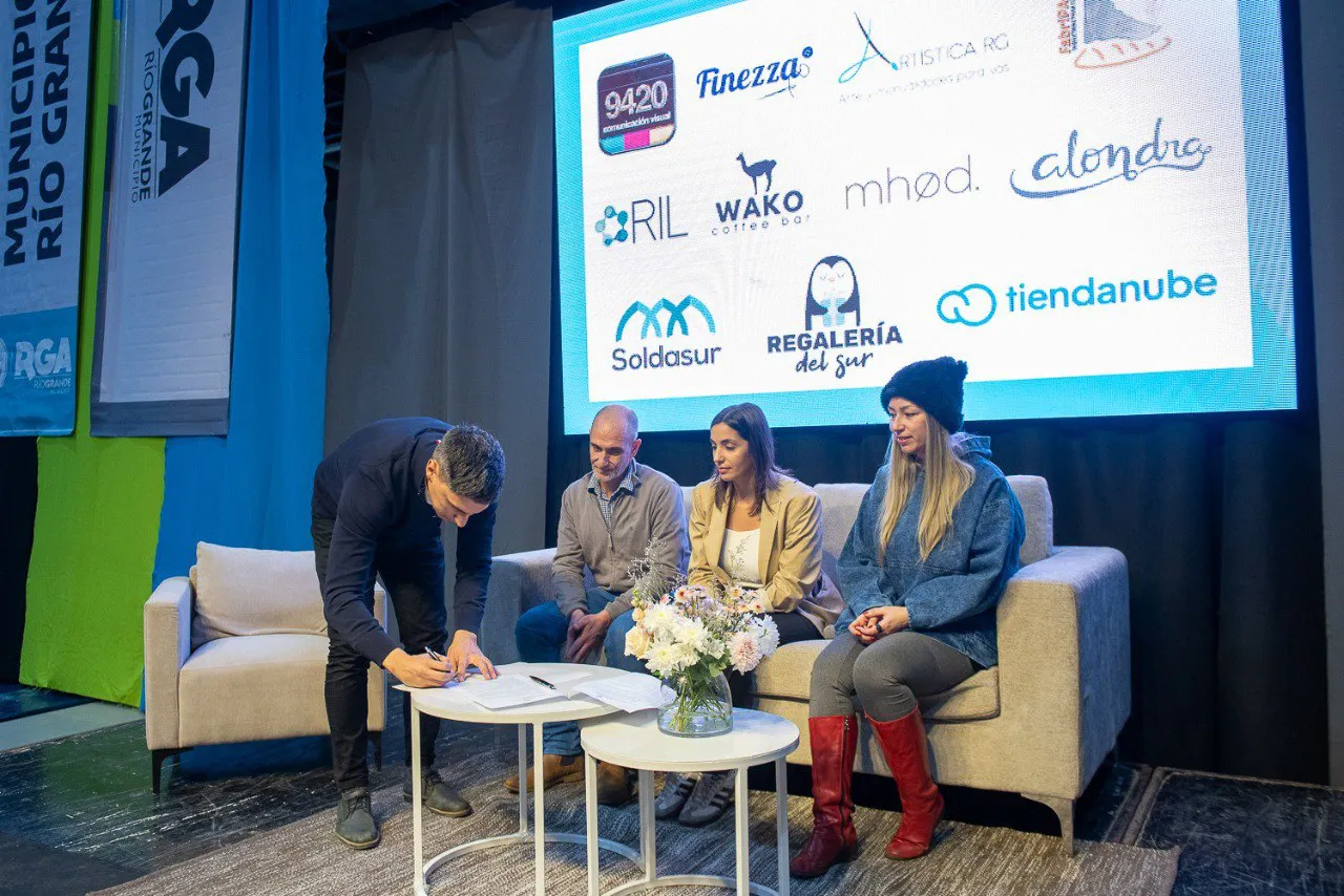 photo_5087228697727053540_y